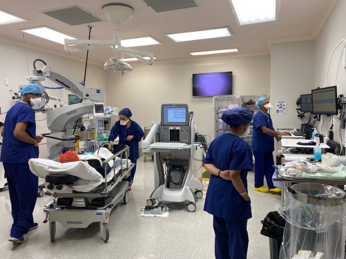 Eye_Institute's tweet image. Action shots of Dr Devinder Chauhan and his surgical team performing an epiretinal membrane peel. Dr Chauhan is a retinal specialist who treats all retinal, macular and vitreous conditions. He consults at our Boronia and Box Hill clinics. More: bit.ly/3pkbe3l #optometry