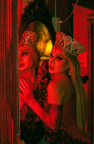 UlisexMgzn's tweet photo. Doble triunfo de @breshka_brown en el #DancingQueensBall , ¡Esto huele a pacto con el Diablo! 👿
👉https://t.co/ORDwYHYtC5
#Drag #Dragmty #Dragqueen #DragShow #CasaUlisex #Mty #LGBT https://t.co/rTGLdQXmw4