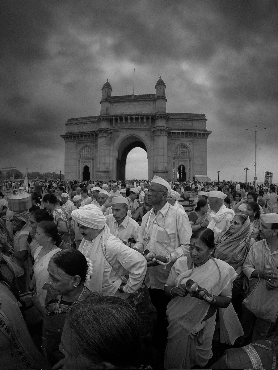 haram_khor_'s tweet photo. Pandharichi Waari #Mumbai https://t.co/7VLlZUHYNj