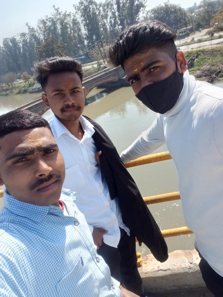 MikuJha's tweet photo. Me and my friend https://t.co/Yd7xfZwR1U