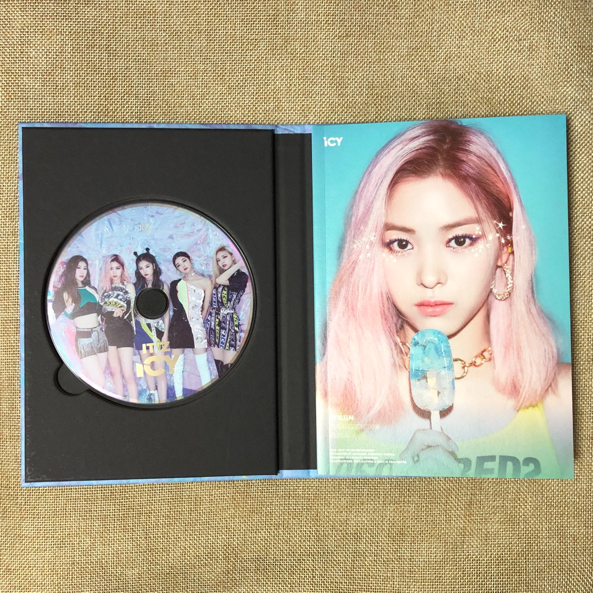 awesomebag7's tweet photo. ITZY [1st Mini Album: IT’Z ICY] ICY VER UNSEALED OPENED
있지 [미니앨범 1집: 있즈 아이시] 아이시 버전 개봉앨범

PHOTOBOOK + CD ONLY
NO PHOTOCARD
Price: 6$
SH in Korea: 3$
DM for WW shipping &amp; Bulk Buys
#ITZY #있지 
#ITZY_ITZICY #ITZY_ITZ_ICY
#있지_ITZICY #있지_ITZ_ICY
#Itzy_ItzIcy https://t.co/uBQ1NBmSu3
