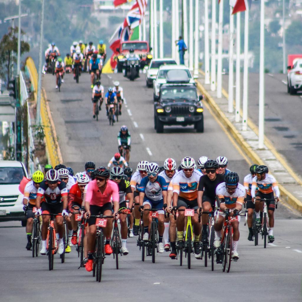 itzelromeroac's tweet photo. Cubrimos el pasado #TourDelSol, un evento #ciclista que rodó 72 km de Barra de Coyuca a #BarraVieja #Acapulco.
Súper organización de #Motivate.
#iRomero 💜 #MarketingDigital https://t.co/gFsE2HHWra