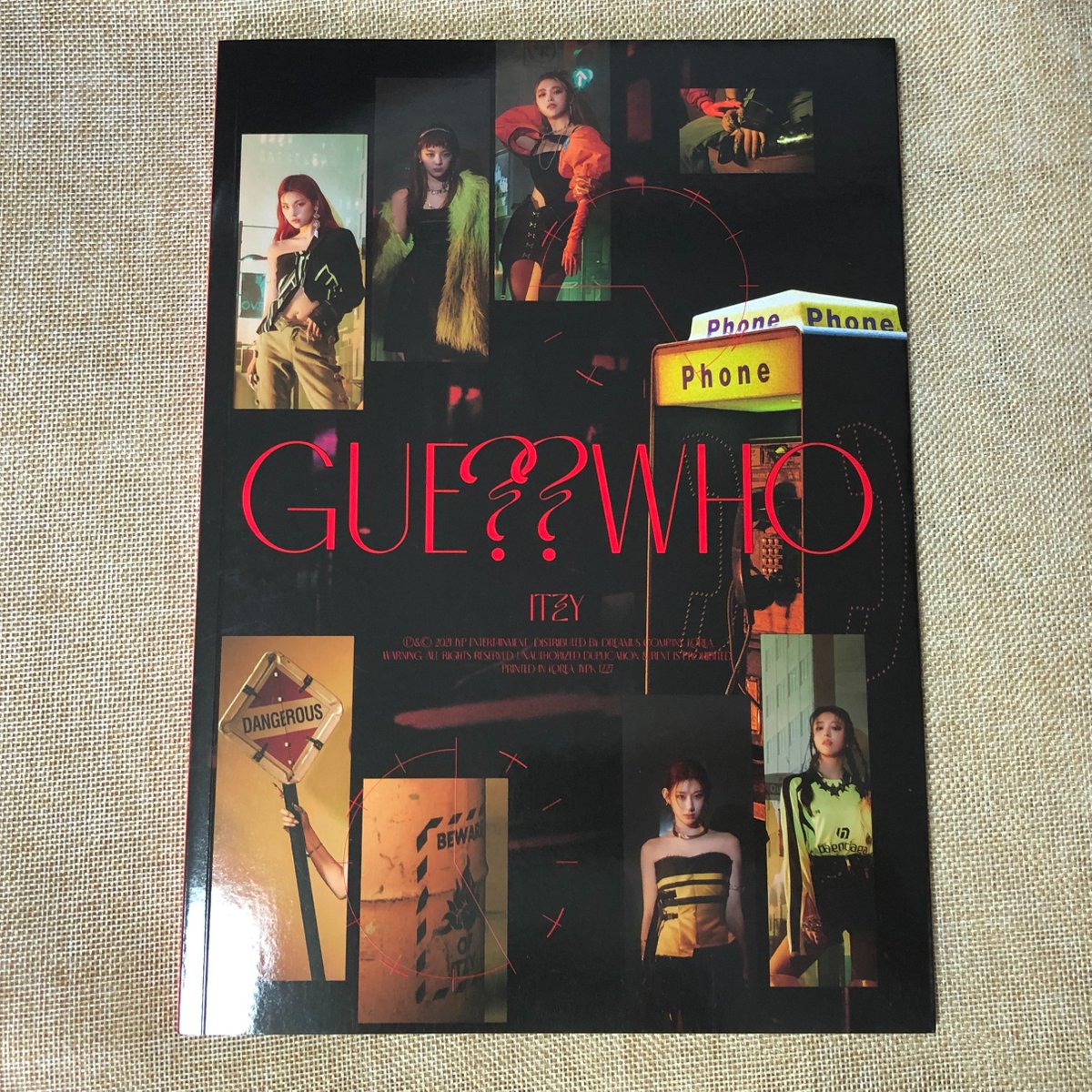 awesomebag7's tweet photo. ITZY [4 Mini Album: Guess Who] Day&amp;Night VER UNSEALED OPENED
있지 [미니앨범 4집: 게스 후] 데이&amp;나이트 버전 개봉앨범

PHOTOBOOK + CD + MINI FOLDING POSTER + STICKER PACK + NEWSPAPER
NO PHOTOCARD
Price: 6$
SH in Korea: 3$
DM for WW Shipping &amp; Bulk Buys
#ITZY #ITZY_GUESSWHO https://t.co/4JatF2ves0