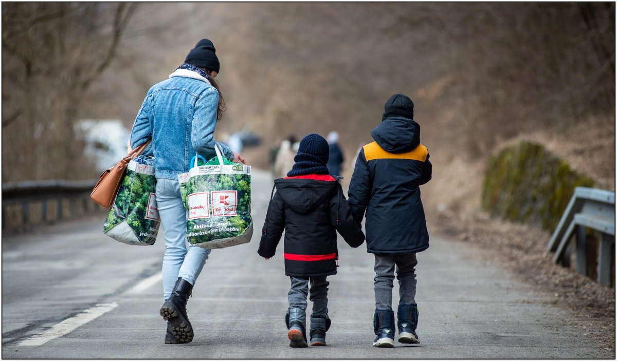 Diep triest #Ukraine #War Weg van huis, niet wetend waar je terecht komt. Niet wetend wanneer en of je wel weer thuis komt. Mama, waar is Papa. #Putin #Criminal