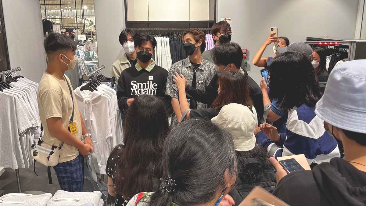 nelsonocampojr's tweet photo. Congrats and thank you again to some lucky ACEs who have been chosen to shop with @BGYO_members! ♠️ 

Special thanks to @hmphilippines for your generosity and for trusting our best boys to be your brand ambassadors! 

#030122 #HMMusicxME #BGYOinvadesHM https://t.co/E527wfepXG