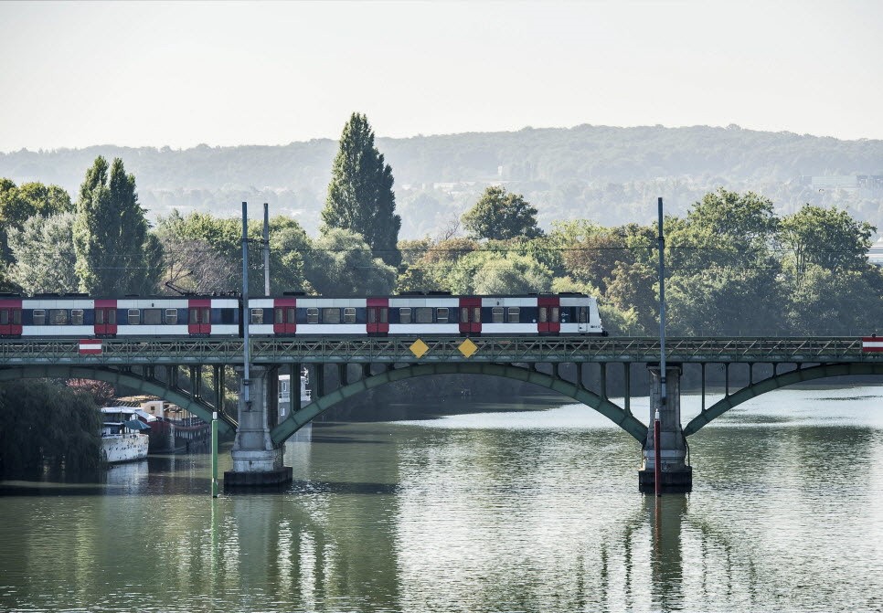 RER A tweet media
