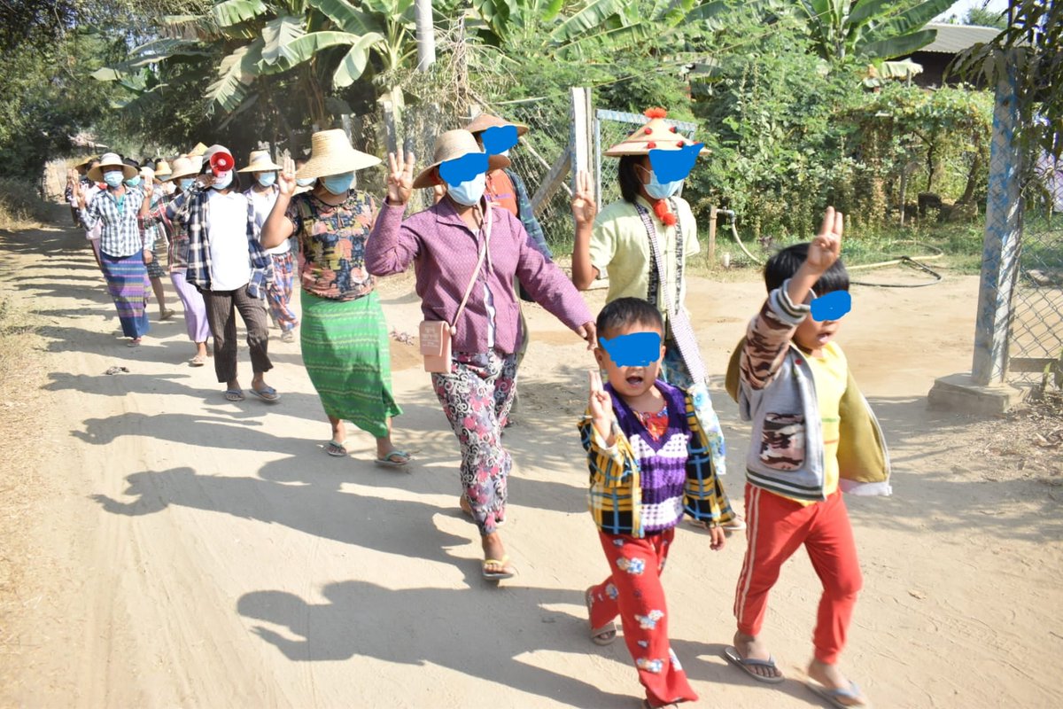 MizzimaNews's tweet photo. “တောင်ယာခုတ်ဓား ညီစေသား” ရွာပေါင်းစုံ သပိတ်စစ်ကြောင်း ၃၅၇ရက်မြောက် ချီတက်ဆန္ဒပြ
===========

#mizzimanews
#mizzimatv
#mizzima https://t.co/u7JikCEe6d