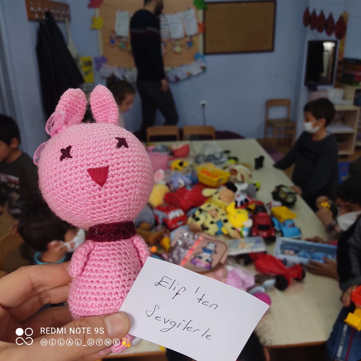 adymnsumer's tweet photo. Öğrenci ve velilerimizle birlikte Aralık ayı değerler eğitimi Paylaşma ve Yardımlaşma alt başlığı altında köy okulu çocuklarına oyuncak bağışı projemizi gerçekleştirdik. Çocukların mutluluğu görülmeye değerdi. Katılm sağlayan tüm öğretmen, veli ve öğrencilerimize teşekkür ederiz https://t.co/b4bvNRMOAz