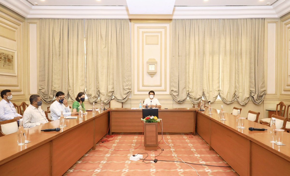 AUThackeray's tweet photo. आज पर्यावरण विभाग व MPCB च्या अधिकाऱ्यांसह पंचगंगा नदी प्रदूषणाबाबत बैठक झाली. पाण्याची स्वछता करून गुणवत्ता सुधारण्यासाठी उपाययोजनांवर चर्चा झाली. नदीत मृत मत्स्य संख्या, कचऱ्याचे प्रमाण, पाण्यात येणार फेस यासारख्या समस्या लवकरात लवकर सोडवण्याचा आमचा प्रयत्न आहे. https://t.co/umTvkOq6Ii