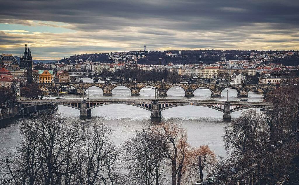 Broz1k's tweet photo. Pražské mosty pro hezčí den 🙏 #shotoniphone #prague #igprague #praha https://t.co/njSN5qAq4S https://t.co/NqnbaSfiC7