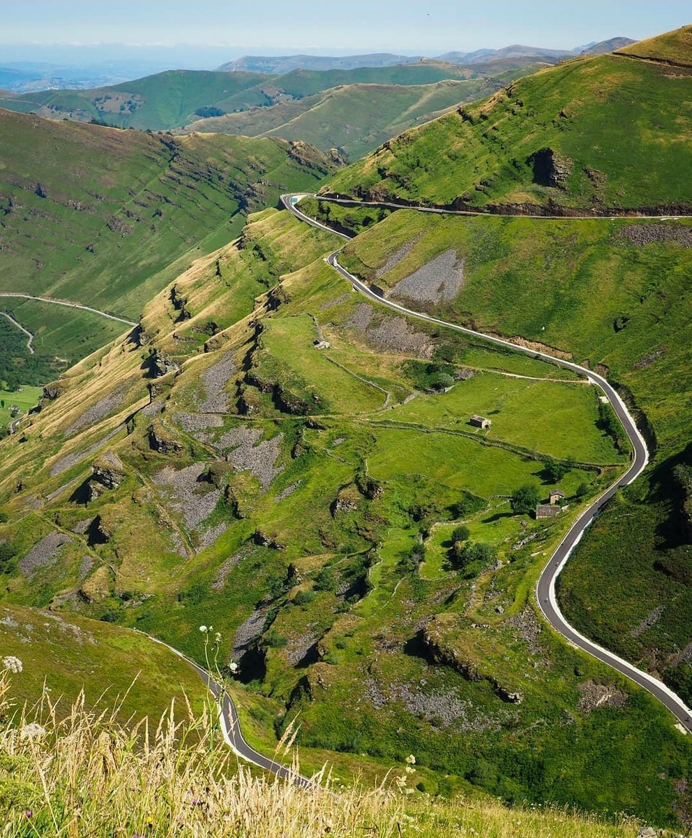 amantes_cycling's tweet photo. Estacas de Trueba (Cantabria)

-Longitud, 14 kilómetros 
- Pendiente media, 5,6%
- Desnivel acumulado, 796 m
- Altitud, 1.166 m

ℹ Divisoria que separa Las Merindades de los Valles Pasiegos, ideal para disfrutar del cicloturismo entre prados y cabañas pasiegas. https://t.co/0YUfE45P4O