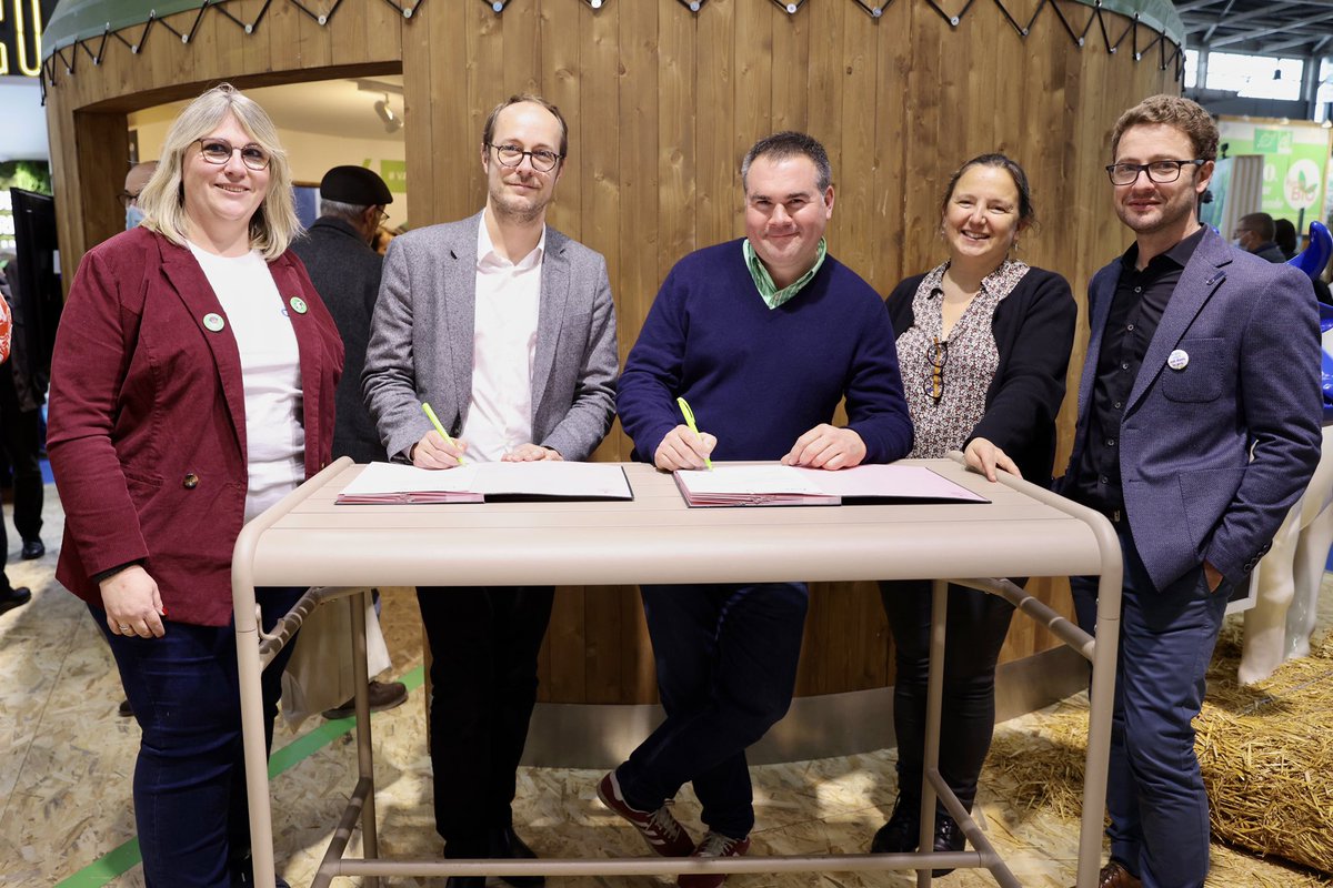 GRDF's tweet photo. #SIA2022: Signature du contrat de raccordement &amp; d’injection du site de #méthanisation SAS Champs d’Énergie à Châtres #SeineEtMarne, entre @bdesingly #GRDF Ile-de-France et François Saussier, porteur de projet.
#GazRenouvelable #Agriculture #GRDFIDF #Energie #TransitionEcologique https://t.co/4V8Khiydbo