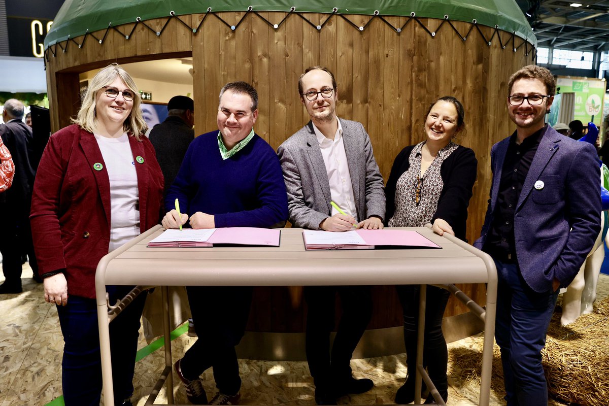GRDF's tweet photo. #SIA2022: Signature du contrat de raccordement &amp; d’injection du site de #méthanisation SAS Champs d’Énergie à Châtres #SeineEtMarne, entre @bdesingly #GRDF Ile-de-France et François Saussier, porteur de projet.
#GazRenouvelable #Agriculture #GRDFIDF #Energie #TransitionEcologique https://t.co/4V8Khiydbo