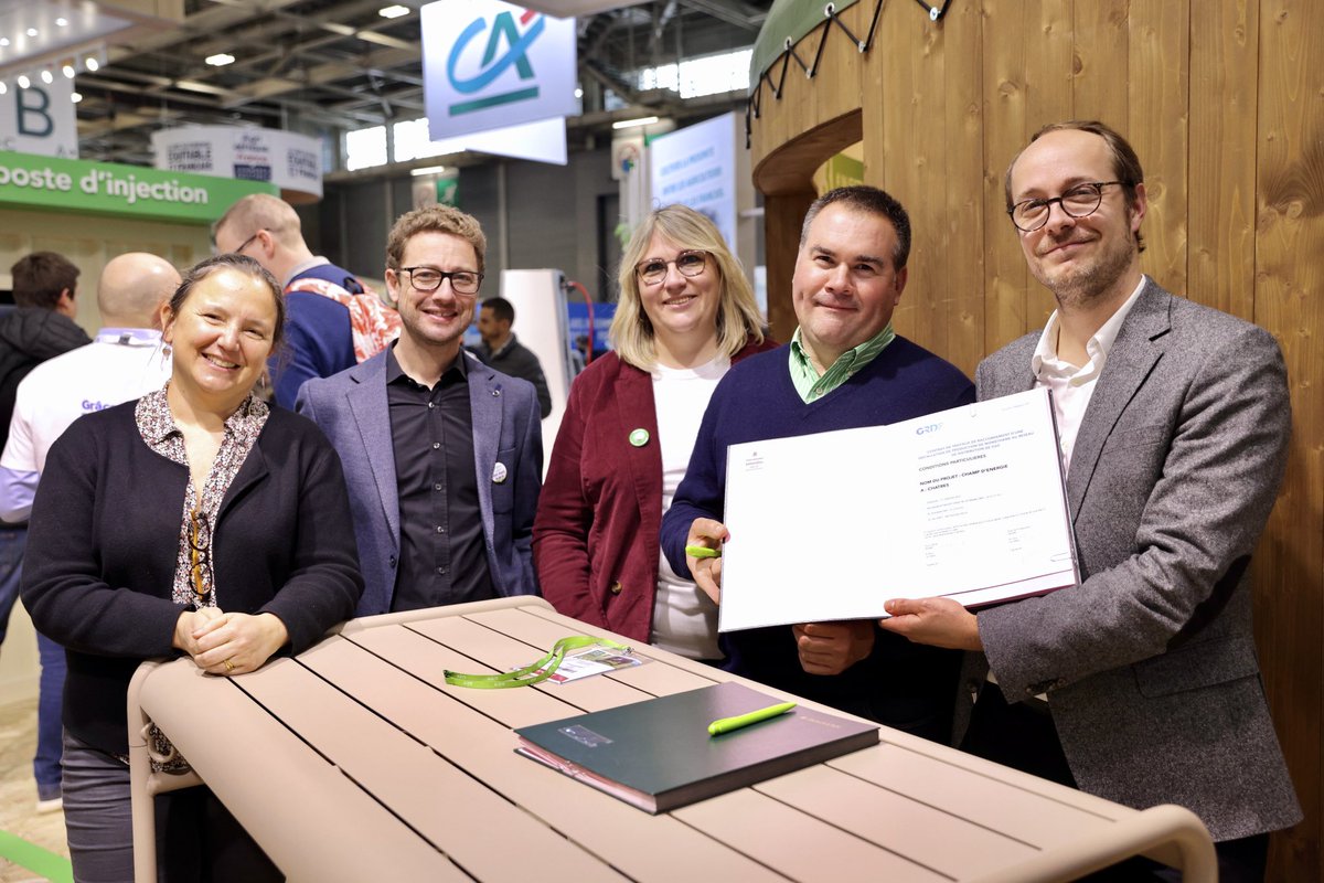 GRDF's tweet photo. #SIA2022: Signature du contrat de raccordement &amp; d’injection du site de #méthanisation SAS Champs d’Énergie à Châtres #SeineEtMarne, entre @bdesingly #GRDF Ile-de-France et François Saussier, porteur de projet.
#GazRenouvelable #Agriculture #GRDFIDF #Energie #TransitionEcologique https://t.co/4V8Khiydbo