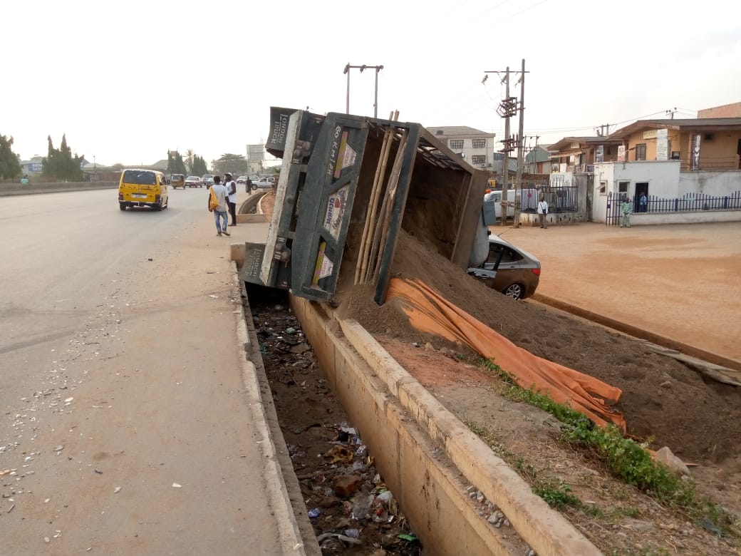 trafficbutter's tweet photo. VIA @followlastma: [8AM] #LagosAbkExpWay #Obadeyi A tipper rammed into a Hyundai car at Obadeyi inward Abule Egba at Keystone bank. Not affecting traffic flow for now. Awaiting the arrival of Nigeria Police force for documentation. @trafficbutter https://t.co/9t40n3Cx4x