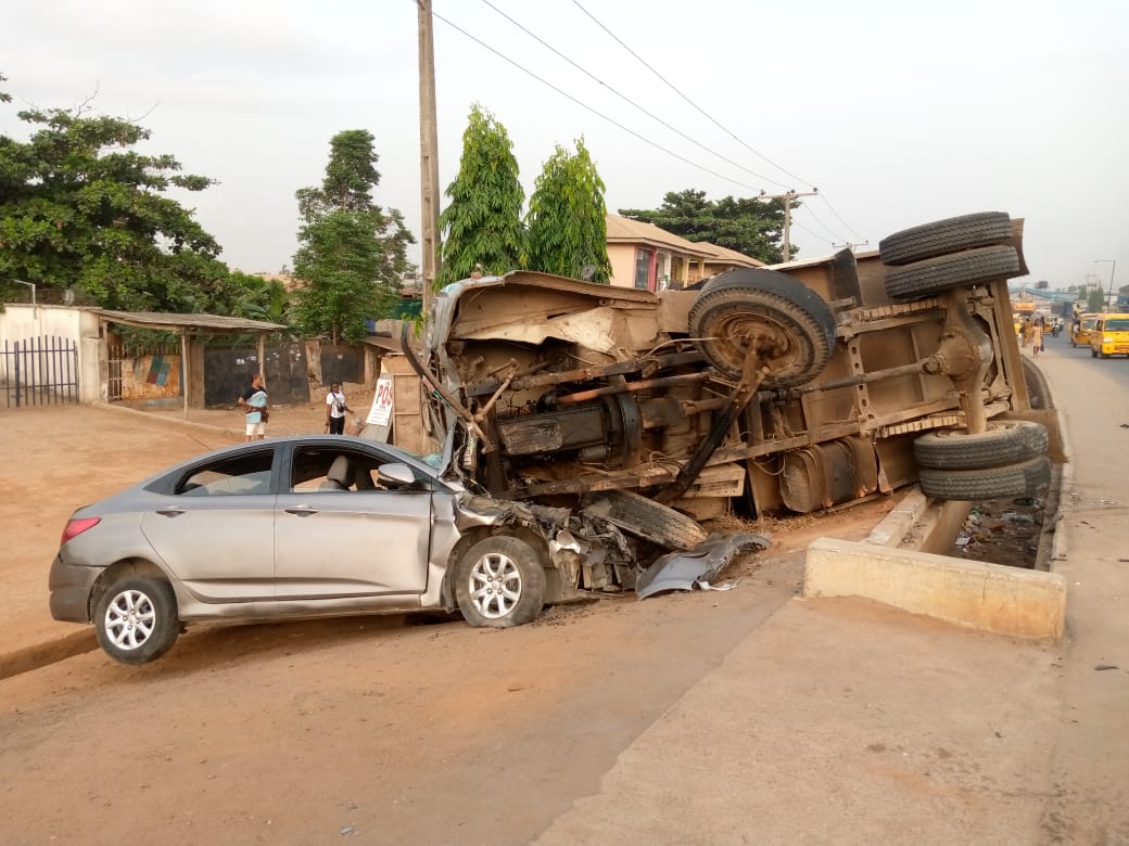 trafficbutter's tweet photo. VIA @followlastma: [8AM] #LagosAbkExpWay #Obadeyi A tipper rammed into a Hyundai car at Obadeyi inward Abule Egba at Keystone bank. Not affecting traffic flow for now. Awaiting the arrival of Nigeria Police force for documentation. @trafficbutter https://t.co/9t40n3Cx4x