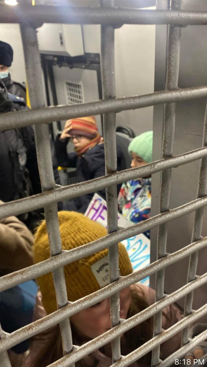 batofthedungeon's tweet photo. Moskwa.

Te dzieci to David, Sofia, Gosha, Liza i Matvey. Zostały zatrzymane. Miały ze sobą plakaty "NO TO WAR".

Minister spraw zagranicznych Ukrainy: Putin jest w stanie wojny z dziećmi. https://t.co/9FrNVSuovX