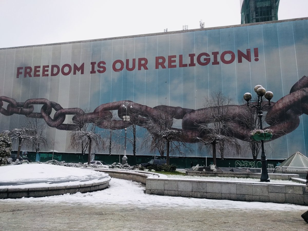 I took this photo during a trip to Kijev in 2017. Back then it was so powerful and overwhelming – for me, coming from a peaceful part of the world. Today these words become a manifesto, not only for Ukraine but the whole world. Thank you #Ukraine for fighting for OUR freedom 💪!