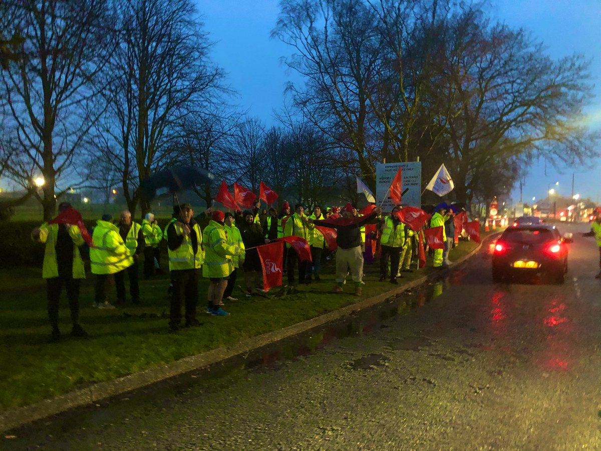 Unite South East (@unite_southeast) on Twitter photo 🚩Fantastic turnout at #FawleyRefinery gate 2 this morning. 👏👏👏
✊ <a href="/unitetheunion/">Unite the union: join a union</a> members’ message is clear - they will not accept the insulting 2.5% pay offer when the real cost of living is running at 7.8%.
📢Exxon - #RefineYourOffer 🚩Fantastic turnout at #FawleyRefinery gate 2 this morning. 👏👏👏
✊ <a href="/unitetheunion/">Unite the union: join a union</a> members’ message is clear - they will not accept the insulting 2.5% pay offer when the real cost of living is running at 7.8%.
📢Exxon - #RefineYourOffer