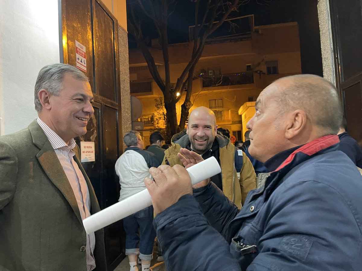 jlsanzalcalde's tweet photo. Ayer disfruté de la igualá y el ensayo de los costaleros y capataces del palio de la @hdadlaestrella, todos ellos dirigidos por el gran Pepe Luna. Gracias por hacerme sentir uno más de esta magnífica cuadrilla que pasea a la Estrella cada Domingo de Ramos. #MiercolesDeCeniza https://t.co/8aSYoluHP8