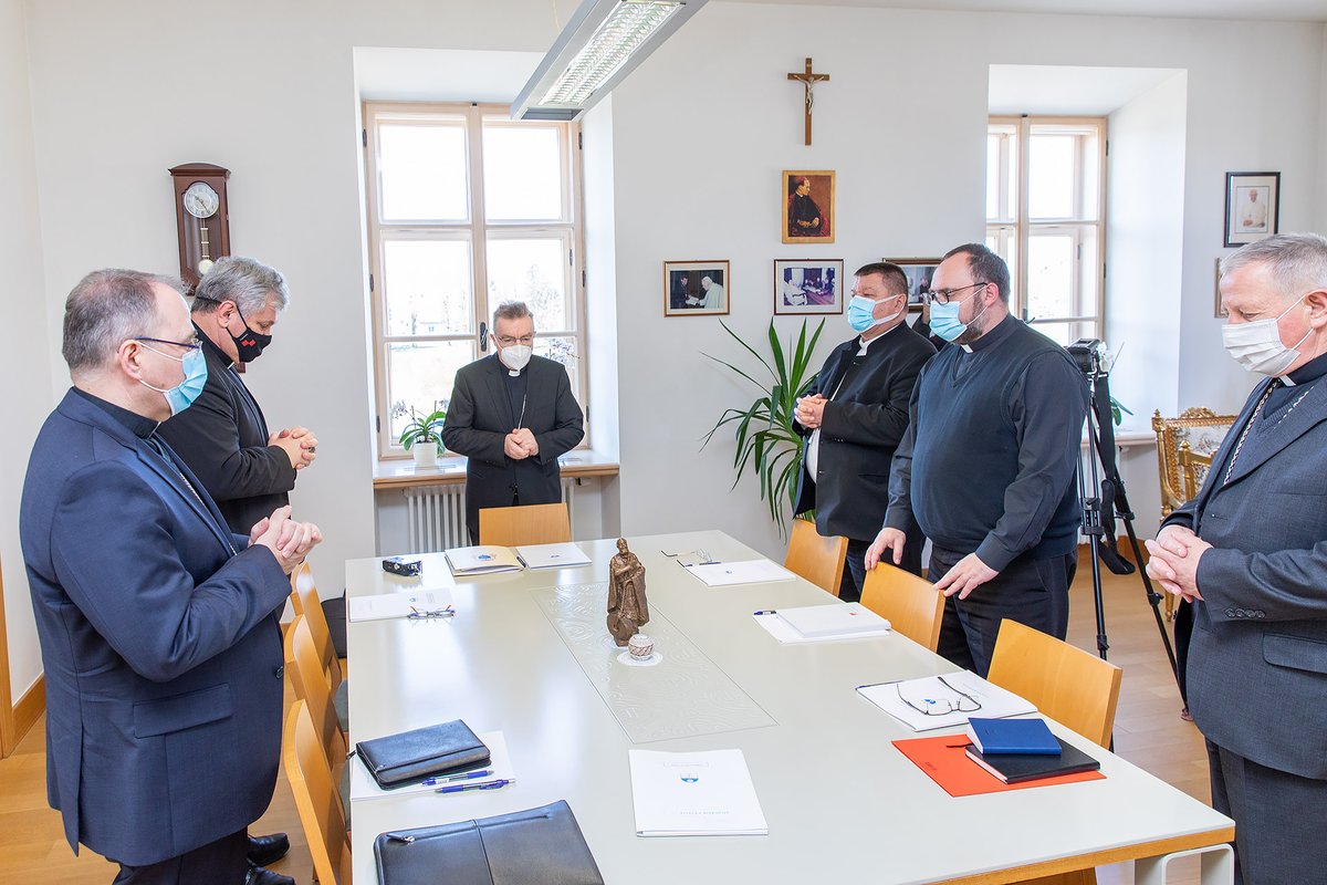 Biskupi Zagrebačke crkvene pokrajine pozvali su sa svoje redovite sjednice, održane 1. ožujaka u Sisku, na molitvu za mir! 🇭🇷🇺🇦

tinyurl.com/2c2ts99n