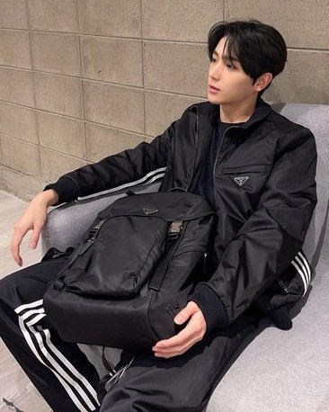 HJHCFILM's tweet photo. adidas
#hyunjae #haechan #현재 #해찬 https://t.co/zxnr8yARme