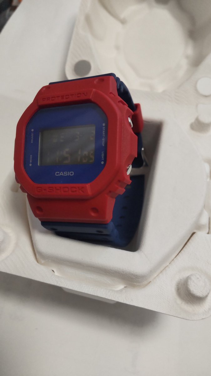 tokyo2oo2's tweet photo. マイG-SHOCK、届きました。
いい意味で地味めの青赤、時計表示は見にくいかんじ。
４枚目はライトをつけた状態。
普段使い出来そう😆
#これは青赤 https://t.co/FQ3PecbLQG