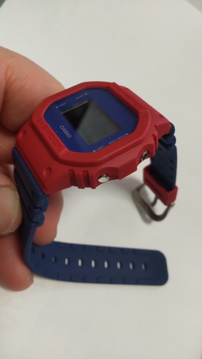 tokyo2oo2's tweet photo. マイG-SHOCK、届きました。
いい意味で地味めの青赤、時計表示は見にくいかんじ。
４枚目はライトをつけた状態。
普段使い出来そう😆
#これは青赤 https://t.co/FQ3PecbLQG