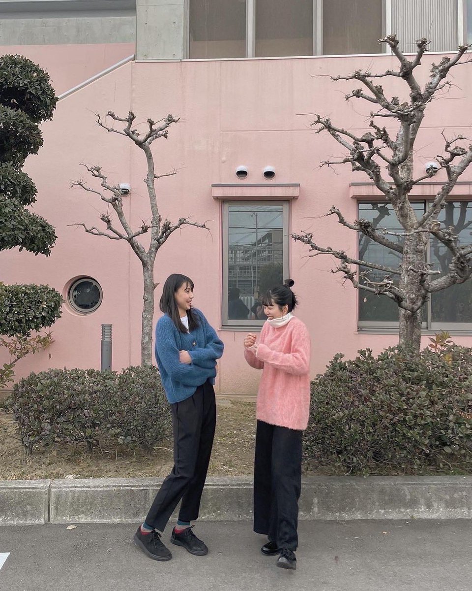 Marvelous_vb's tweet photo. こんにちは！ともよです(＾ν＾)♡
これは少し前の写真ですが、OFFの日の服装がたまたまゆっことリンクコーデみたいだったのでゆきに撮影してもらいました👭🏻📸
ゆきはいつも撮るセンス抜群です！！！
colorknit × blackpants 💙🍑

※撮影時のみマスク外しています

#JTマーヴェラス
#リンクコーデ https://t.co/4S3LTF6N9Q