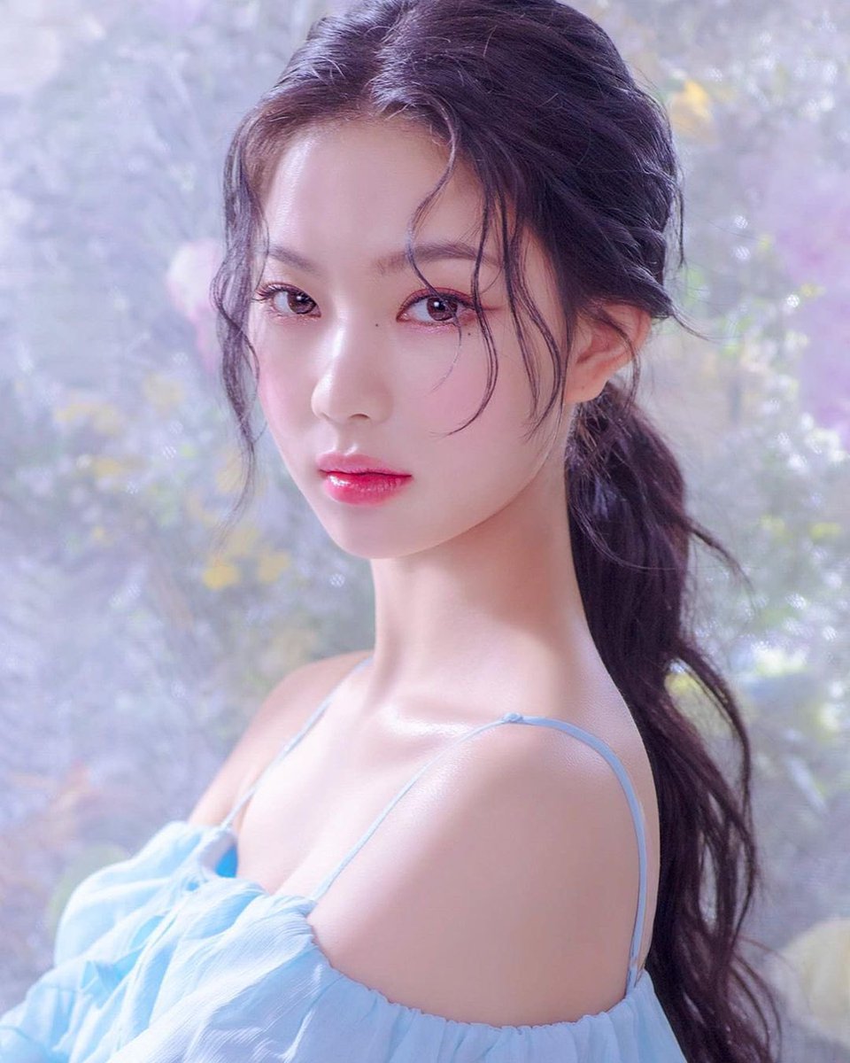 ISAYLOOKS's tweet image. literally a princess