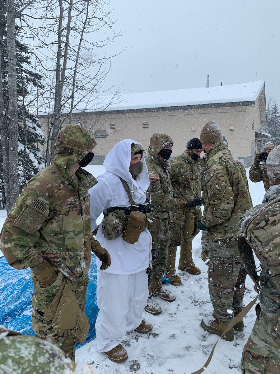 brian_eifler's tweet photo. 3-509 PIR Paratroopers brief the VCSA and SMA on surviving and thriving in the Arctic.
#GoAlaska 
@VCSA37 
@16thSMA https://t.co/tJnBhvC4Hr