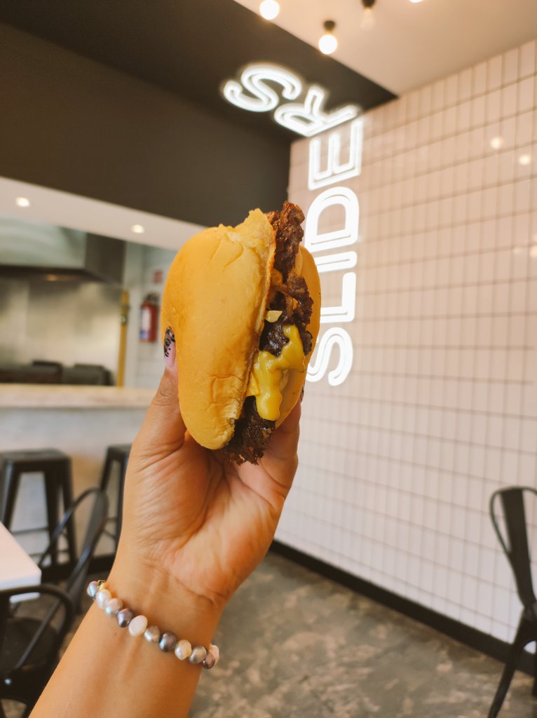zukogirl's tweet photo. La única razón que me da motivos para ir mañana a Cancún es que @BillyVelc me dijo que sí me acompañaría a comer unas Bun Sliders 🍔🤤
#LifeMakesSenseAgain https://t.co/rxpAHE6vf9