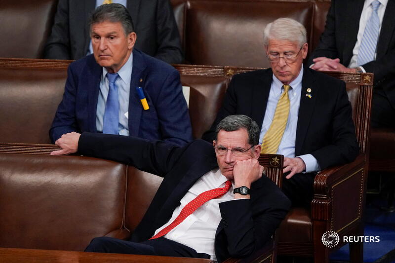 Joe Manchin, the West Virginia Democrat responsible for blocking Biden's Build Back Better spending plan, spent the entire #SOTU speech seated with Republicans on their side of the chamber reut.rs/3ptT8O4