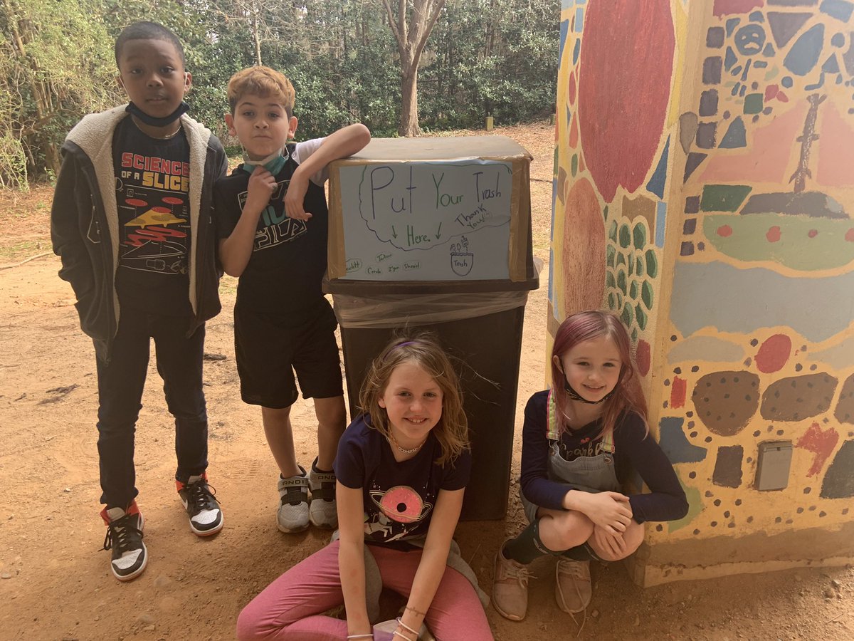 DouglasNekeisha's tweet photo. These little citizens are so ready for the world as they demonstrate #GoodCitizen actions within their school community putting up posters they made! #IBlearners @JYJoyner https://t.co/yPzshQRpoG