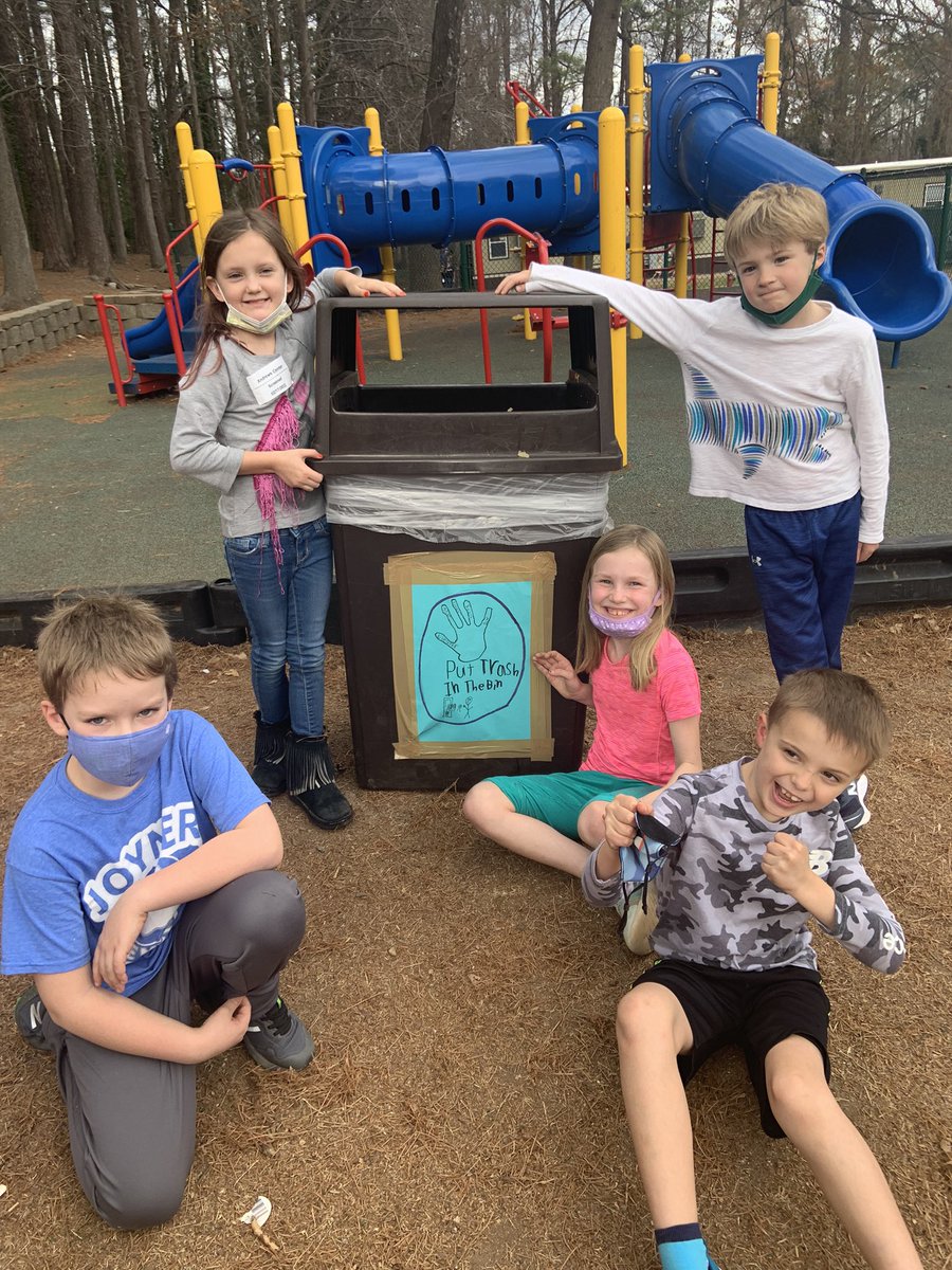 DouglasNekeisha's tweet photo. These little citizens are so ready for the world as they demonstrate #GoodCitizen actions within their school community putting up posters they made! #IBlearners @JYJoyner https://t.co/yPzshQRpoG
