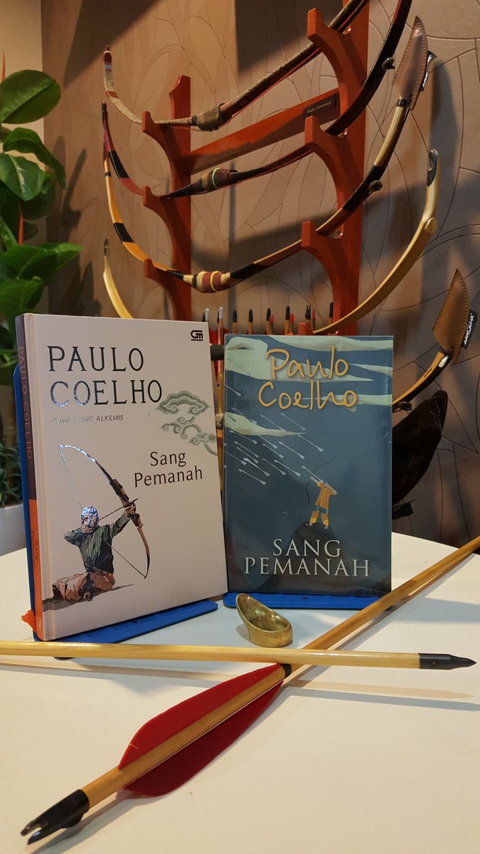 Buku Sang Pemanah tulisan Paulo Coelho..dalam 2 versi bahasa...yang di kiri bahasa Indonesia dan di sebelah kanan versi bahasa Malaysia...isinya menyentuh tentang falsafah di dalam jalan busur...