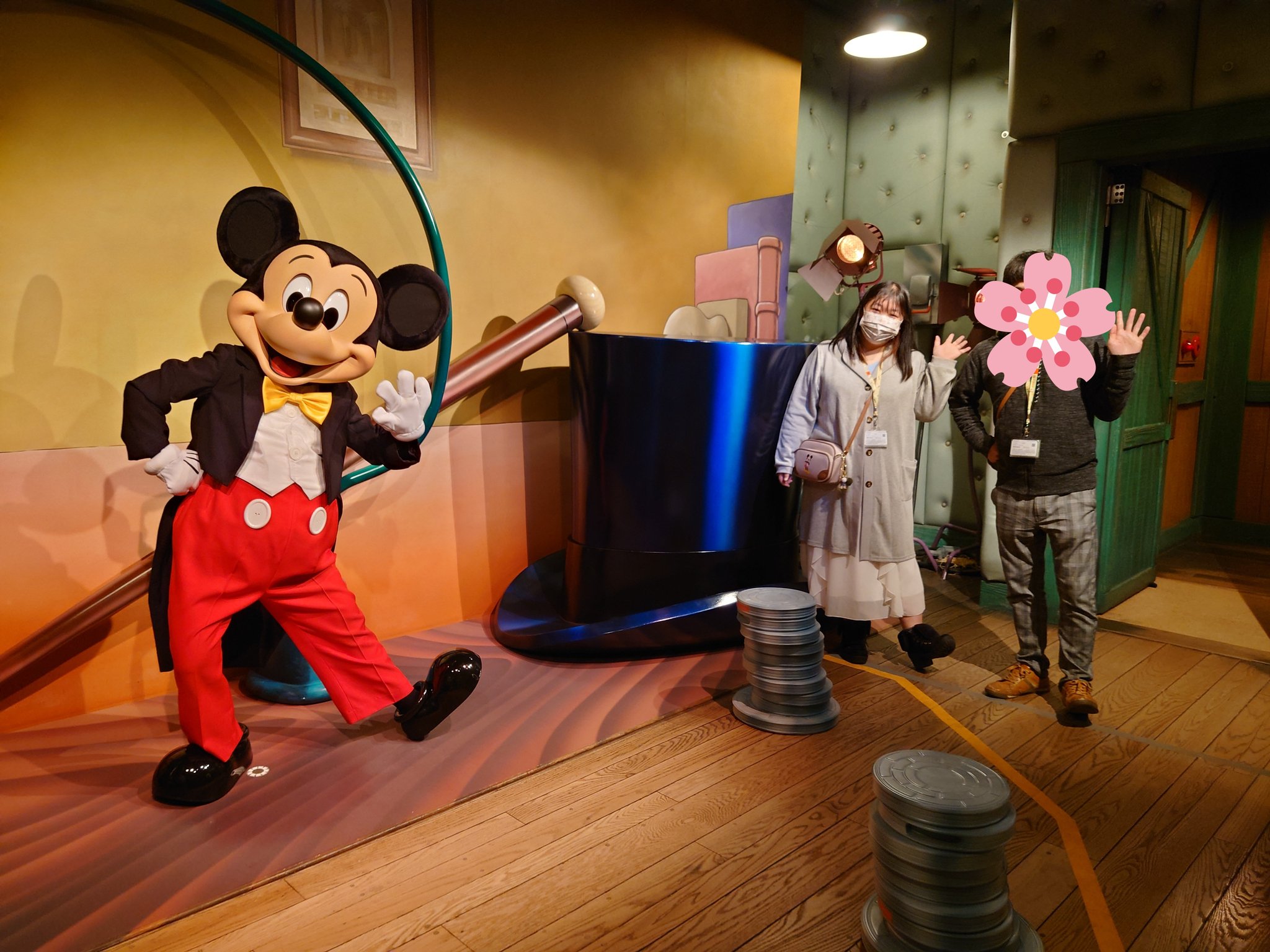 まい ディズニー大好き 初めてランドでミッキーさんに会った ちなみに今回がミート ミッキー初めてです T Co Zztrarugmu Twitter