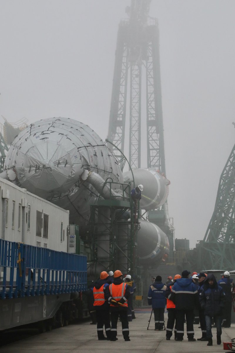 roscosmos's tweet photo. The Soyuz-2.1b rocket was delivered to the Site 31 launch complex of the #Baikonur Cosmodrome. It is in a horizontal position on the transport and installation unit.

Now Roscosmos specialists are starting its verticalization https://t.co/oWNHMEZVBI