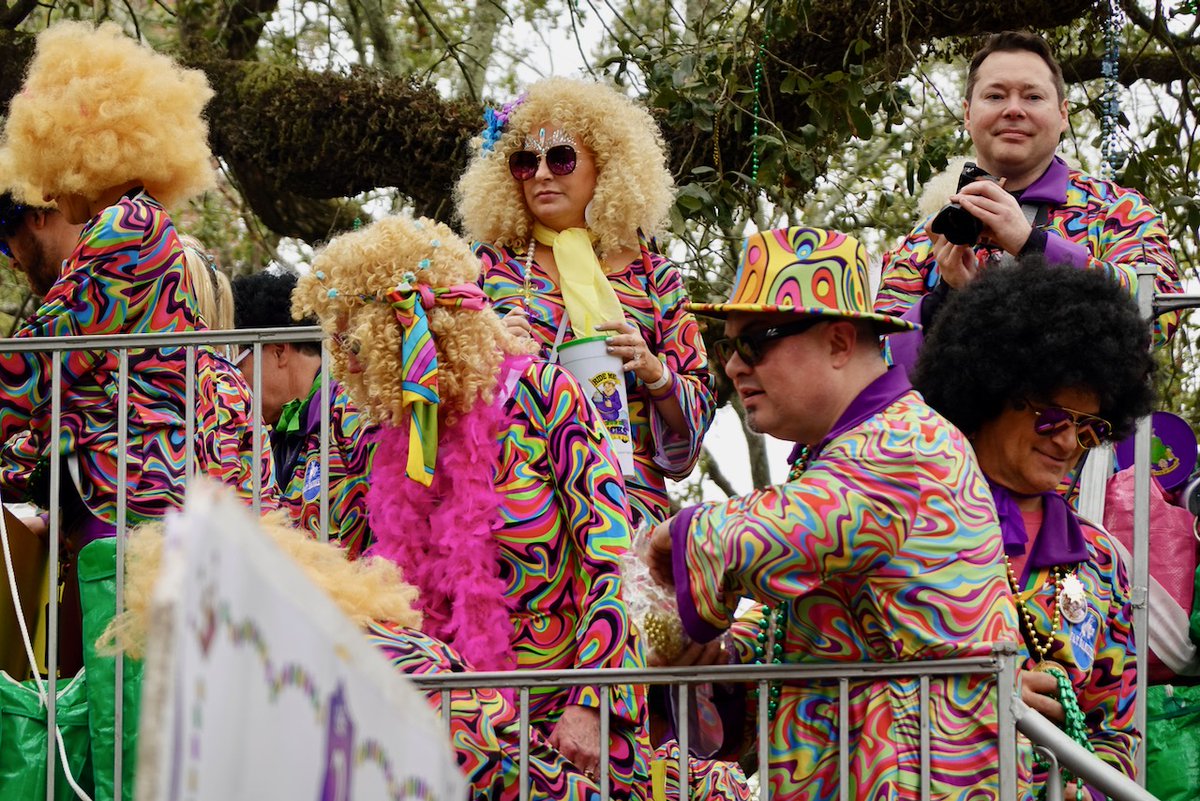 KnowSmallParts's tweet photo. Fun #photos from the @KreweofTucks #parade in #NewOrleans! #blogpost #MardiGras #carnival @CCFaeNOLA @LaissezBoys @muffalottas #MardiGras2022 #HappyMardiGras https://t.co/67QIpoJX9O https://t.co/SqvcMdNOaV