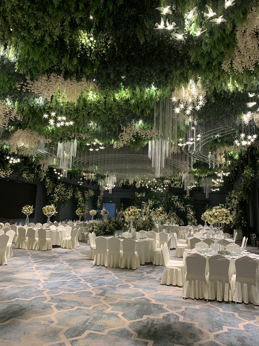 这个婚礼堂一片绿油油呀，真是很牛的选择场景，在这里结婚，心理要有很高的承受能力呀