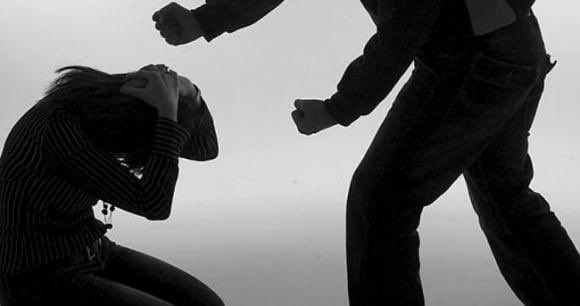 Femicidio en #Loja 

El lunes 28 de febrero del 2022 fue asesinada María Arévalo A. en el sector Las  Peñas  de Loja. Su pareja sentimental,le habría disparado en la cabeza; posteriormente, él también se habría disparado, quedando herido, pero falleció la tarde de hoy 1 de marzo.