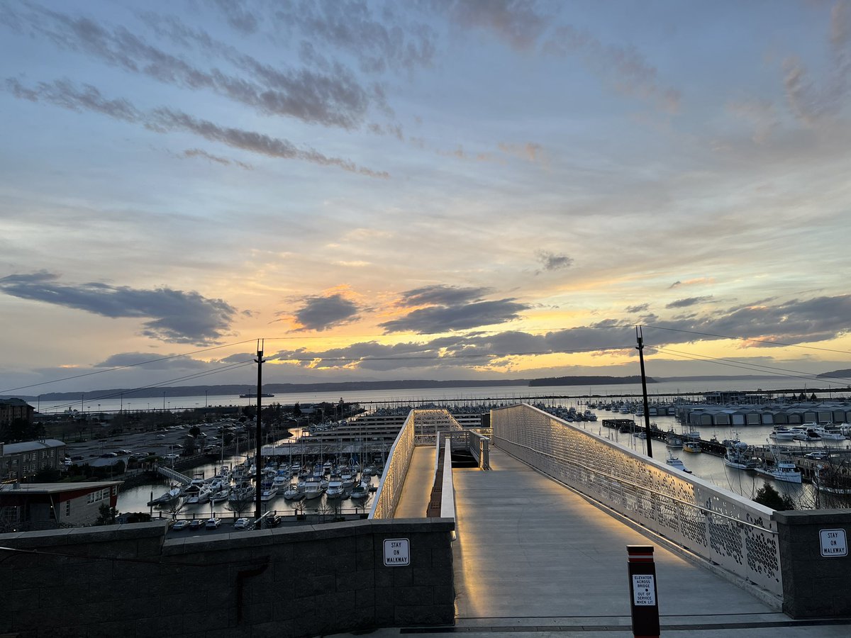 Shadiab12's tweet photo. Today’s sunset in Everett was stunning! Bummed That I left early and missed the best part! #everett #pnw #wawx https://t.co/O0XUfKHgyT