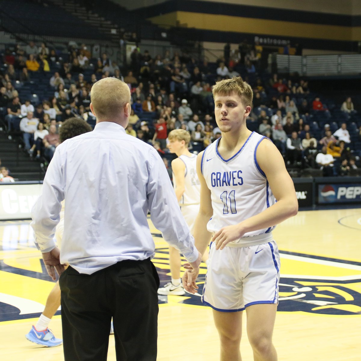 racercard's tweet photo. .@gravescobball guard Drew Thompson walks off the court for the last time in a Graves County uniform. The senior scored 21 points in the 1st Region opening round game vs @MurrayHSBBall. Thompson had 934 career points in just two seasons for the Eagles. @GCEaglesNet https://t.co/1nnEvLelNw
