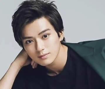 佐々木希さんが不倫され新田真剣佑さんが浮気される世界線…意味が分からん！