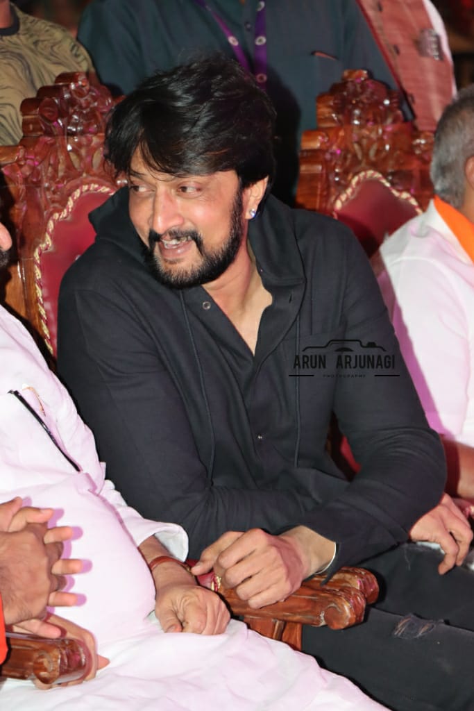 BeingSudeepianz's tweet photo. Boss 😍❤️

@KicchaSudeep 
#VikrantRona #KicchaSudeep𓃵 #KicchaSudeep #YesterdayPics 

📸 👉 @ArjunagiArun https://t.co/Gh3mmrpZj5