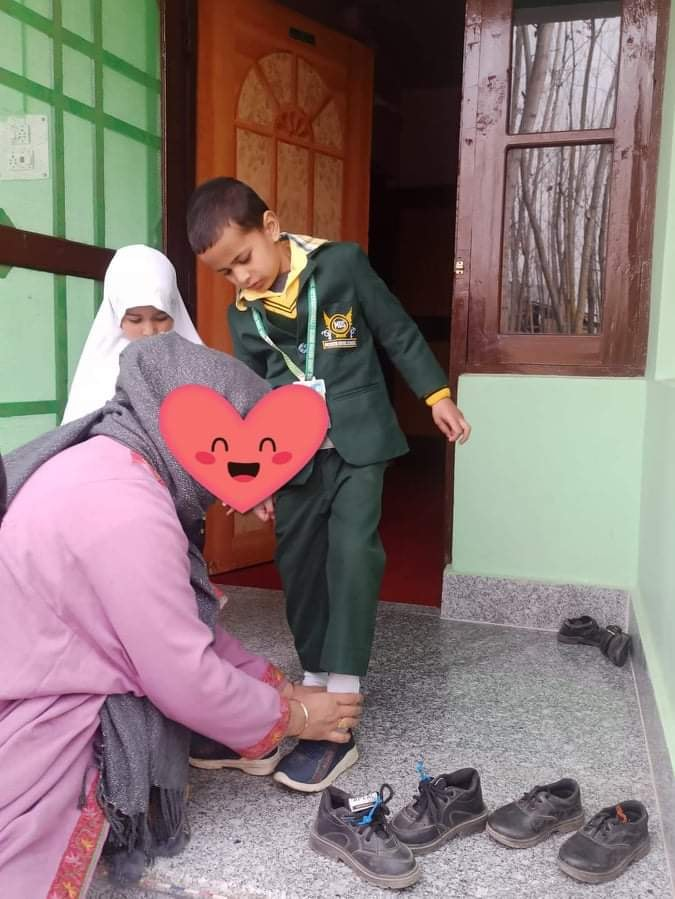 khatana_ashraf's tweet photo. The only love that I really believe in is a mother's love for her children...#FirstDay_of_school
#Kashmir #Education #Childrens #Dedication
#Kashmir #Education #Students #Youth #Dedication #Hardwork #Future #PrimaryClasses #Schools #Students #Reopened #Future https://t.co/IHJ0wyO6Ma