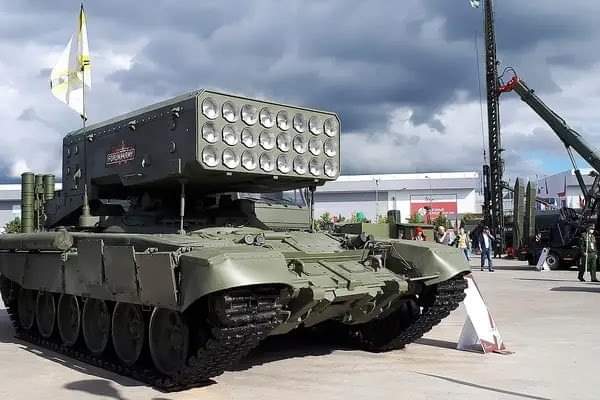 DuvanMarquez12's tweet photo. ULTIMO MOMENTO: #Russian  envia a #Kiev  y Kharviv unidades artilleria TOS-1 ‘Heavy Flamethrower’ (Lanzallamas Pesado) con cabezas termobaricas q absorben el oxigeno lugares cerrados haciendo explotar órganos humanos. Se las utiliza contra edificios, bunkers y trincher #Ukraine https://t.co/q6XfiiI7FP