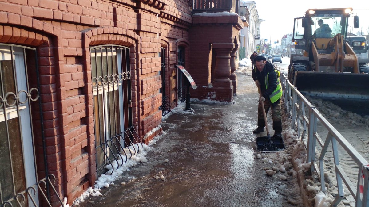 Очистка УДС от скопления снега на участке ул. Фрунзе, 47- 49. <a href="/rradyukov/">Роман Радюков</a> <a href="/AdmSamRna/">Администрация Самарского внутригородского района</a>