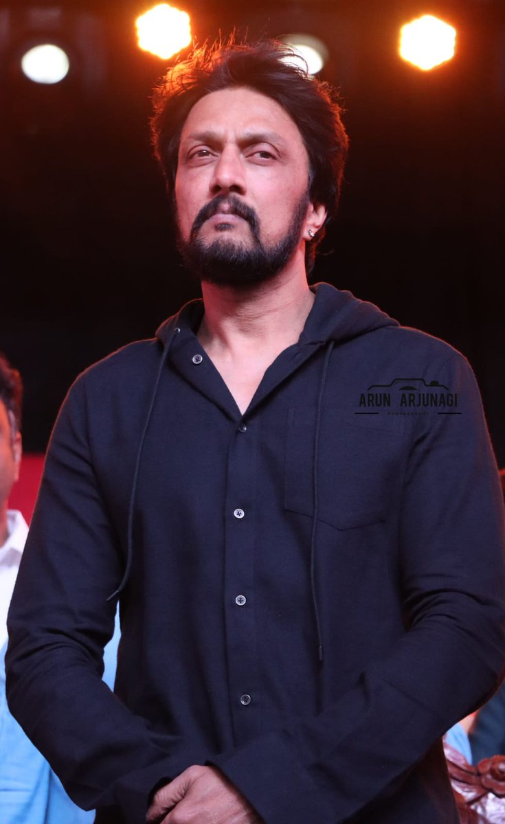 KicchaUniverse's tweet photo. ನಮ್ಮ ಕಿಚ್ಚ ಸುದೀಪ್ ( ಬಿಗ್ ಬಾಸ್ ) 😍❤️

@KicchaSudeep #Badshah
#VikrantRona #KicchaSudeep𓃵 #KicchaSudeep #YesterdayPics 
#Mahashivaratri #Bangalore

📸 👉 @ArjunagiArun https://t.co/eHcYxnCzOP