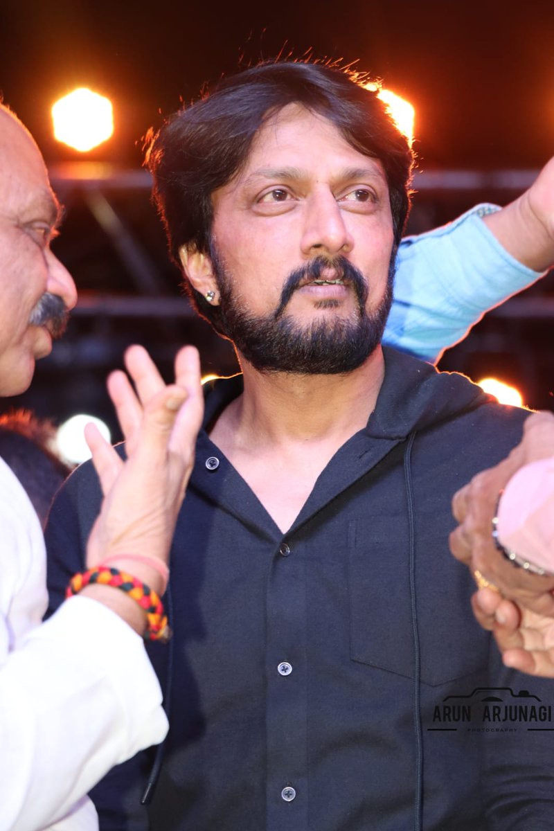 KicchaUniverse's tweet photo. ನಮ್ಮ ಕಿಚ್ಚ ಸುದೀಪ್ ( ಬಿಗ್ ಬಾಸ್ ) 😍❤️

@KicchaSudeep #Badshah
#VikrantRona #KicchaSudeep𓃵 #KicchaSudeep #YesterdayPics 
#Mahashivaratri #Bangalore

📸 👉 @ArjunagiArun https://t.co/eHcYxnCzOP
